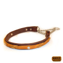 Ein dunkelbraunes Modler Native Halsband aus Fettleder mit Verzierung aus geflochtenem, hellbraunem Fettleder