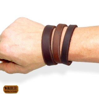 Ein Arm mit drei Modler Armbändern  aus Fettleder in den verschiedenen Breiten