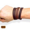Ein Arm mit drei Modler Armbändern  aus Fettleder in den verschiedenen Breiten