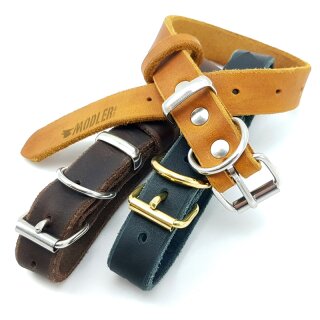 Mehrere Halsbänder aus Fettleder in verschiedenen Breiten und Farben. Fettlederhalsband mit Messingschnalle oder Schnalle aus Edelstahl. Das Fettleder ist braun, hellbraun und schwarz.