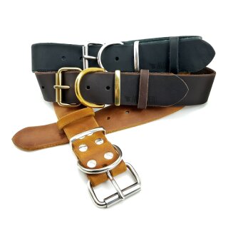 Mehrere Halsbänder aus Fettleder in verschiedenen Breiten und Farben. Fettlederhalsband mit Messingschnalle oder Schnalle aus Edelstahl. Das Fettleder ist braun, hellbraun und schwarz.
