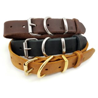 Mehrere Halsbänder aus Fettleder in verschiedenen Breiten und Farben. Fettlederhalsband mit Messingschnalle oder Schnalle aus Edelstahl. Das Fettleder ist braun, hellbraun und schwarz.