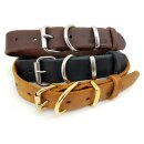 Mehrere Halsbänder aus Fettleder in verschiedenen Breiten und Farben. Fettlederhalsband mit Messingschnalle oder Schnalle aus Edelstahl. Das Fettleder ist braun, hellbraun und schwarz.
