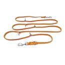 eine geflochtene Lederleine in hellbraun mit zwei Karabinern