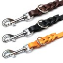 eine Detailansicht von drei eingeflochtenen Karabiners in Lederleinen in hellbraun, dunkelbraun und schwarz mit Ring