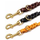 eine Detailansicht von drei eingeflochtenen Karabiners aus Messing in Lederleinen in hellbraun, dunkelbraun und schwarz mit Ring