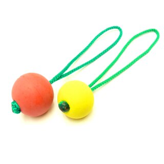 Ein roter und ein gelber Weichgummiball / Softball mit grüner Kordel in verschiedenen Größen