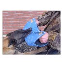 Ein blaues Aufbau-Beißkissen aus Nylcott im Einsatz mit Hund und Hundeführer