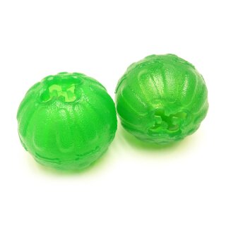 Eine Hand, die einen grünen Tread Ball / Everlasting Fun Ball von Starmark quetscht