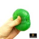 Eine Hand, die einen grünen Tread Ball / Everlasting Fun Ball von Starmark quetscht