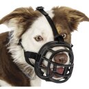 Ein Hund mit einem schwarzen Baskerville ultra Muzzle Maulkorb aus Kunststoff