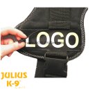 Ein schwarzes Julius K9 Geschirr mit angebrachtem Klettlogo