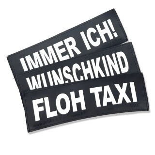 Drei  schwarze Julius K9 Klettlogos mit den Aufschriften Floh Taxi, Immer ich und Der tut nix